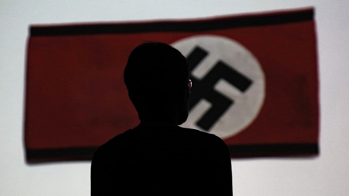 Indignación por bandera nazi en un funeral católico