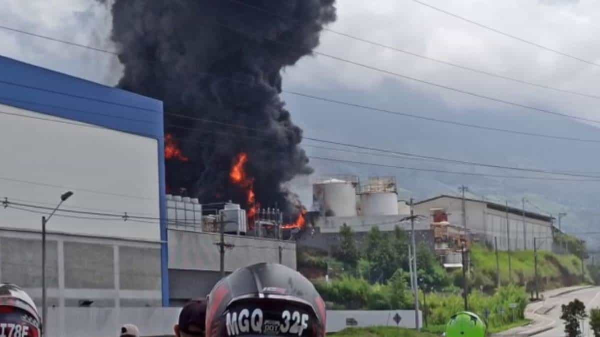 Dos muertos y un desaparecido dejan el incendio de una fábrica de pinturas en Girardota, Antioquia