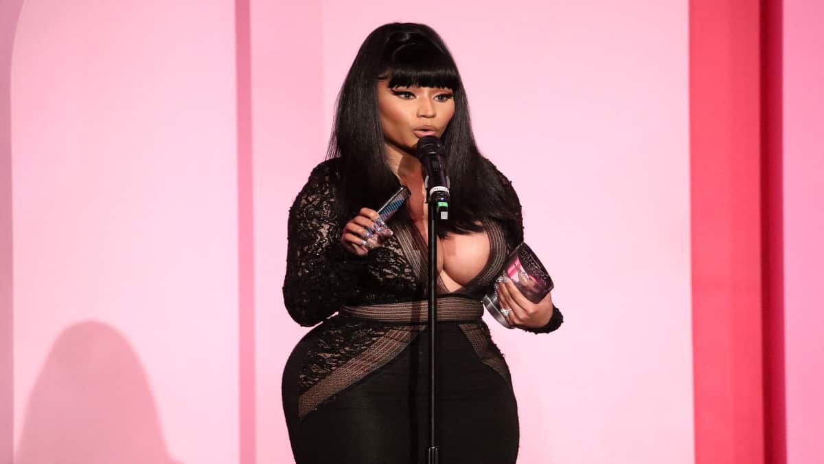 Gobierno británico critica comentarios de Nicki Minaj sobre vacunas.