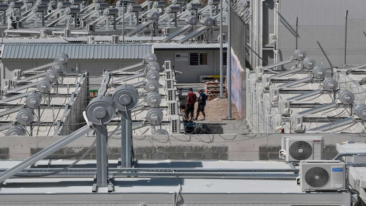 Grecia empieza los traslados de migrantes a su nuevo campo.