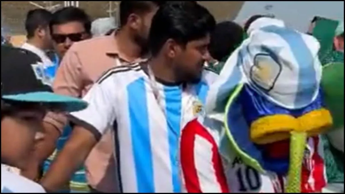 Hincha del Junior con la Marimonda en Catar