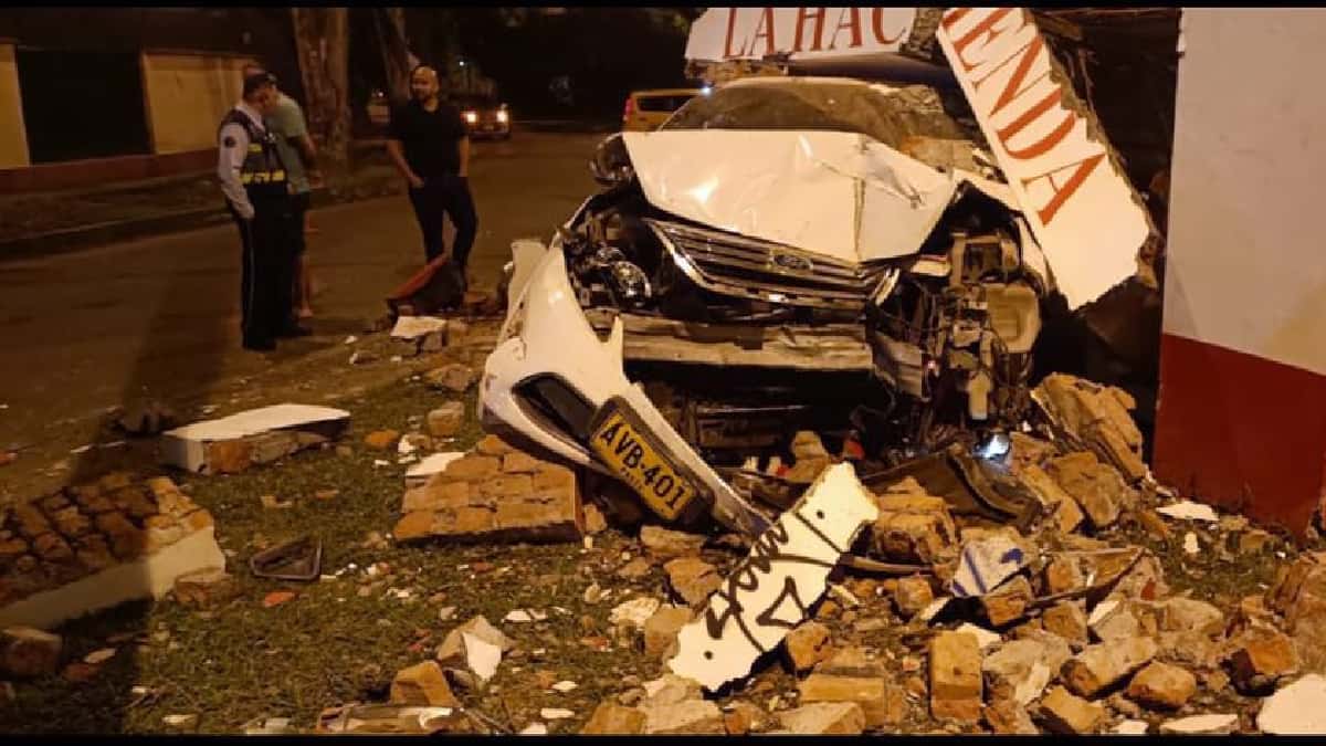 Video brutal accidente en Cali dejó daño a icónico lugar y un carro