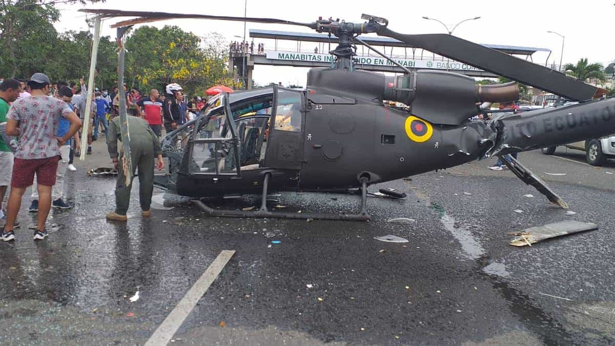 Fotos del helicóptero que cayó a importante vía de Portoviejo, Ecuador