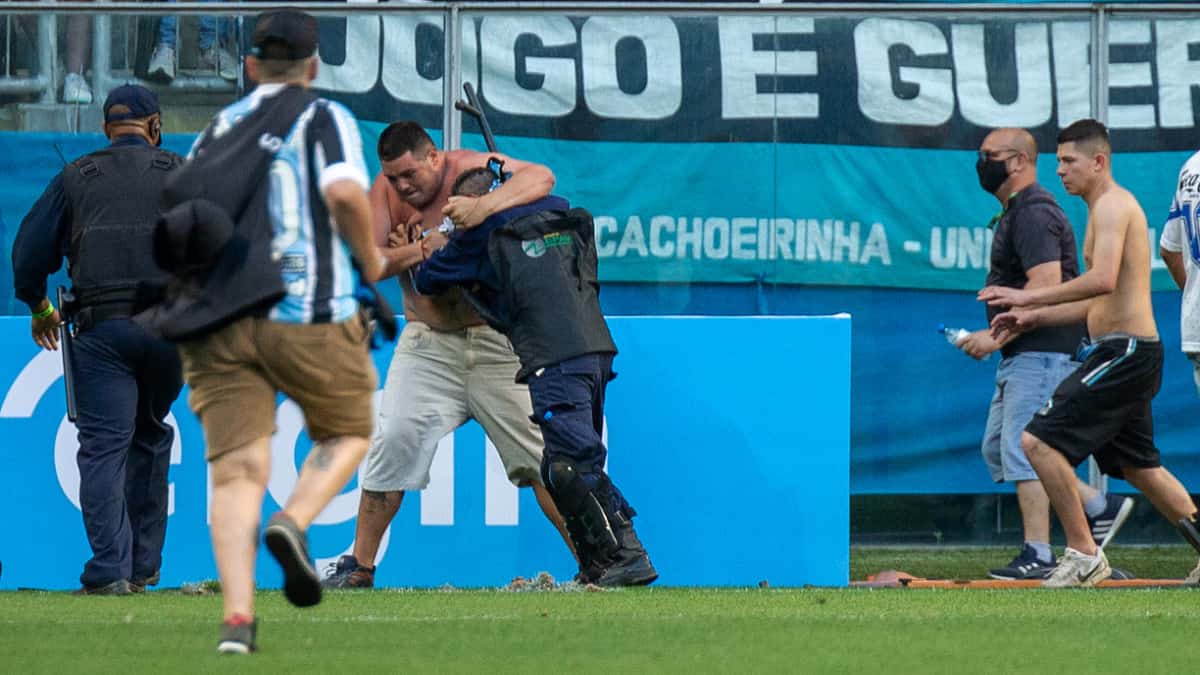 Hinchas de Gremio invadieron la cancha y se enfrentaron con policía