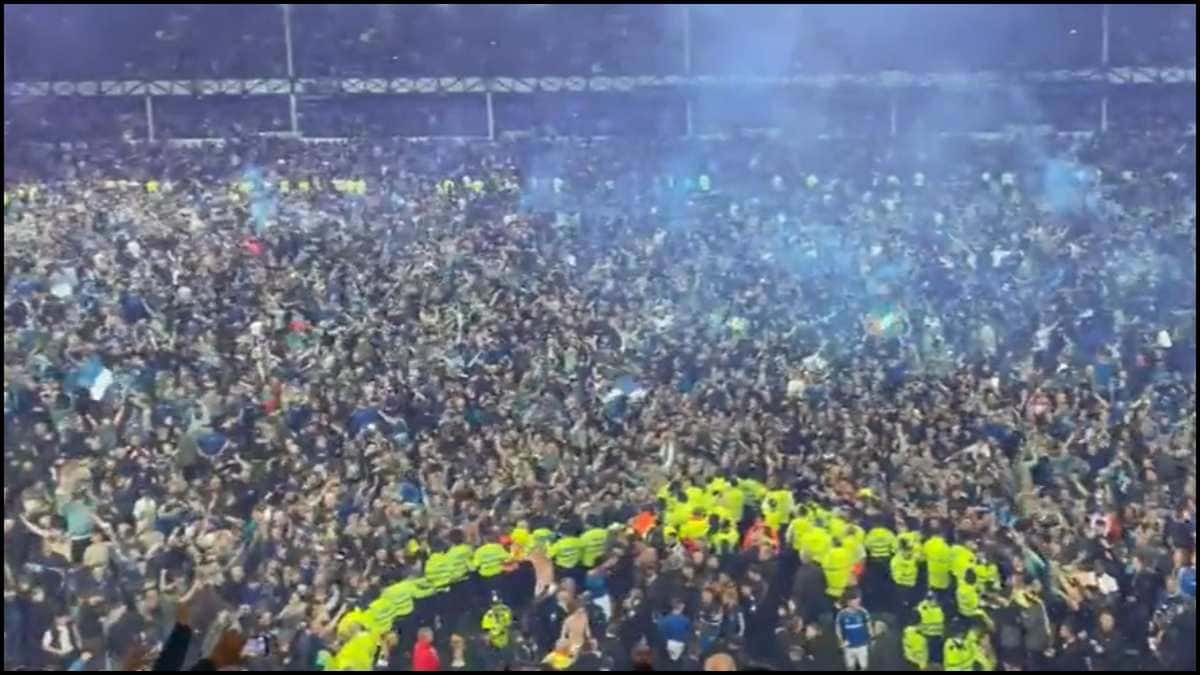 Hinchas del Everton invaden la cancha