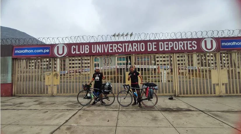 Hinchas de Santa Fe llegaron a Perú en bicicleta