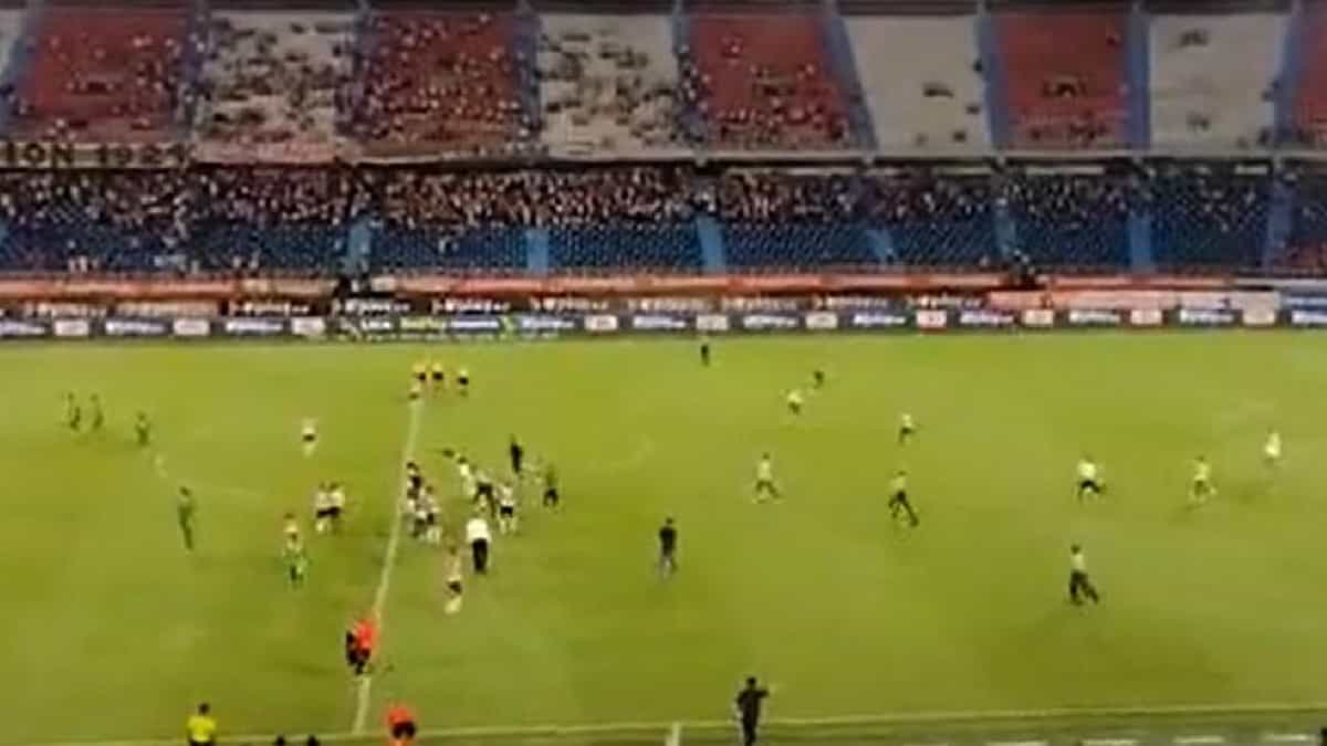 Hinchas de Junior invadiendo el Metropolitano