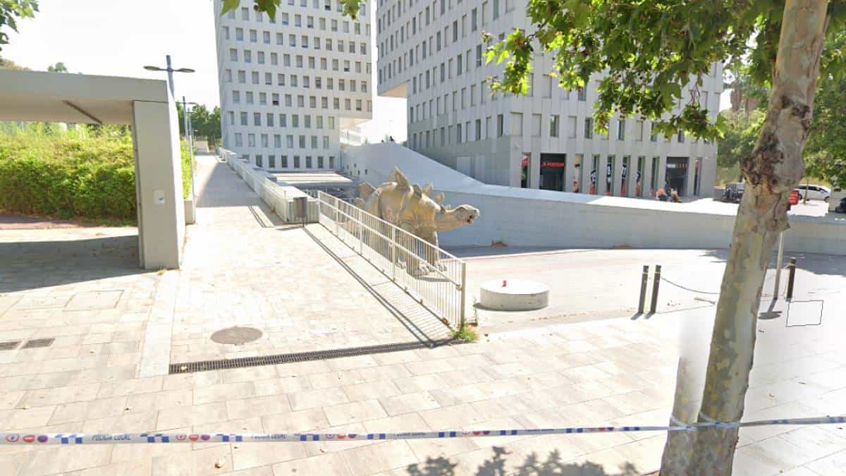 Foto: Google Maps Hombre muerto dentro de un dinosaurio en Barcelona, España