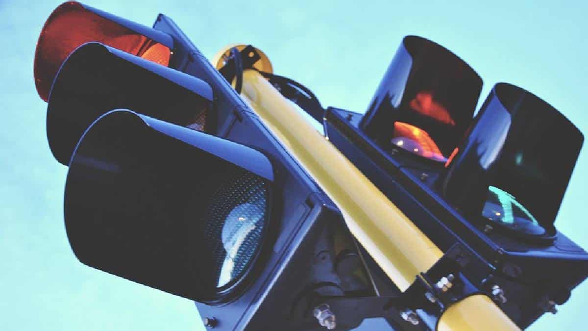 Hombre se accidentó tras perder control de su camioneta y tumbó un semáforo.