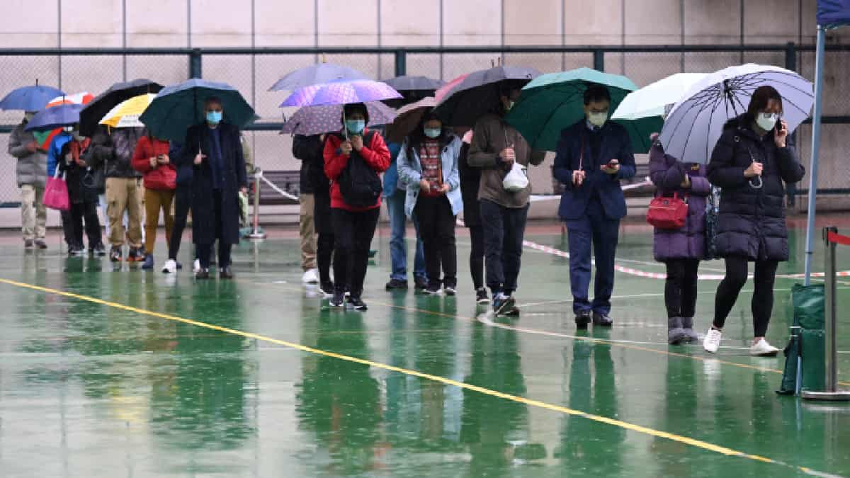 Hong Kong hará 3 test obligatorios de covid a todos sus habitantes