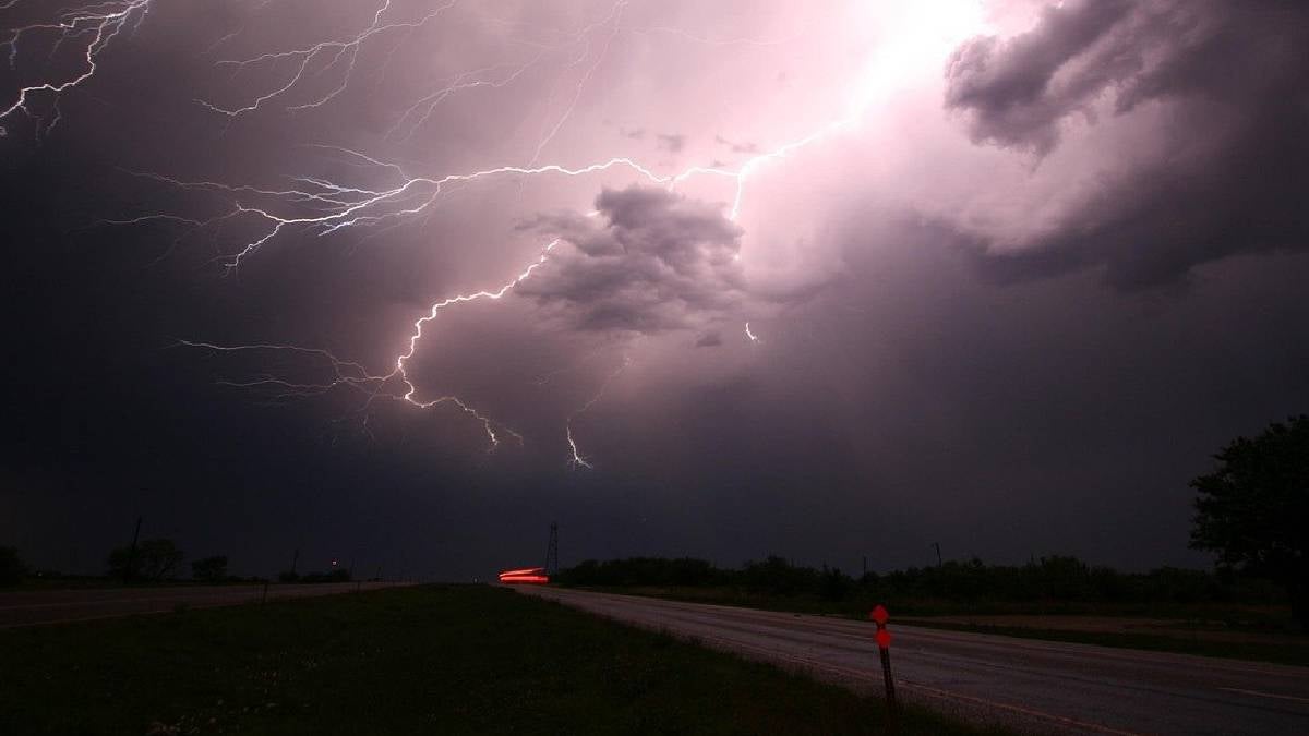 Tormenta Nicholas se convierte en huracán categoría 1