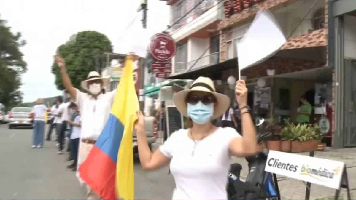Con cadena humana rechazaron bloqueos viales en Ibagué.