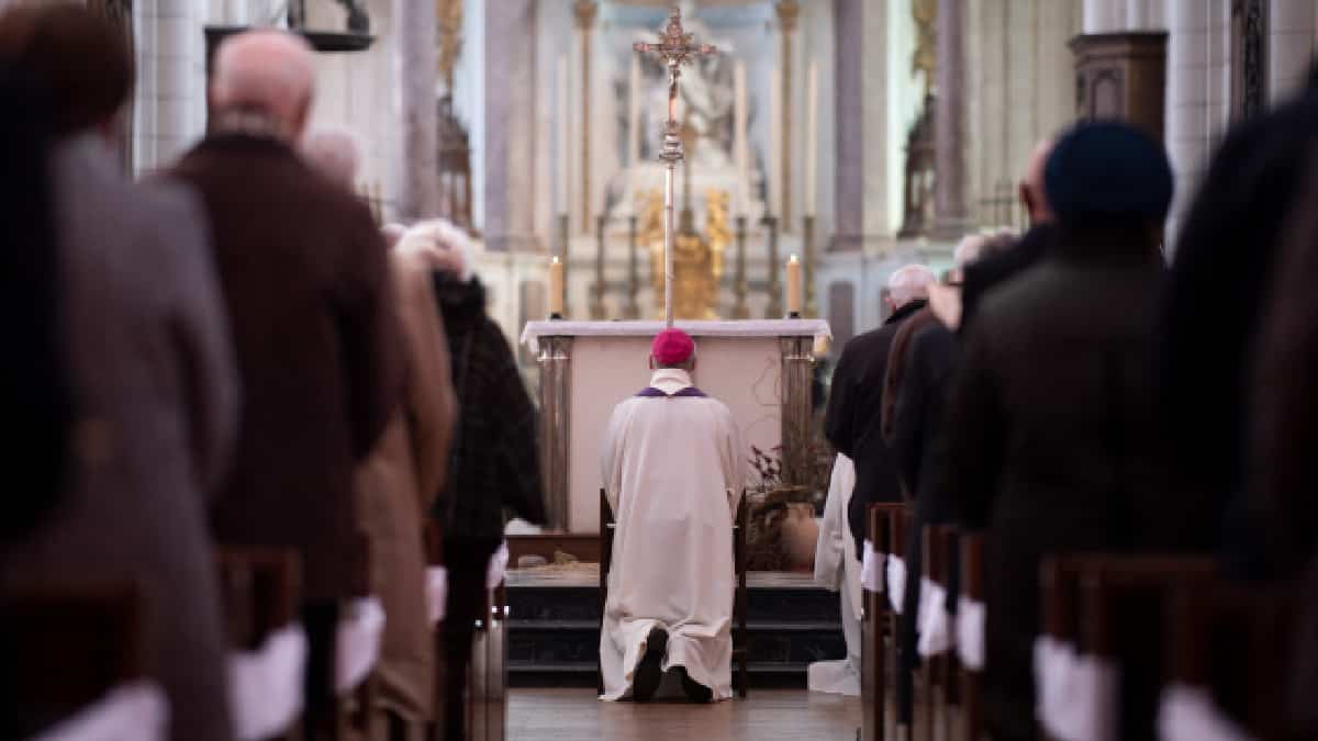 Los obispos franceses reconocen la "responsabilidad" de la Iglesia en los casos de pederastia