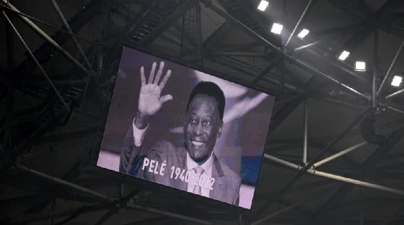 La imagen de Pelé en una pantalla gigante en el estadio Velodrome, en Francia.