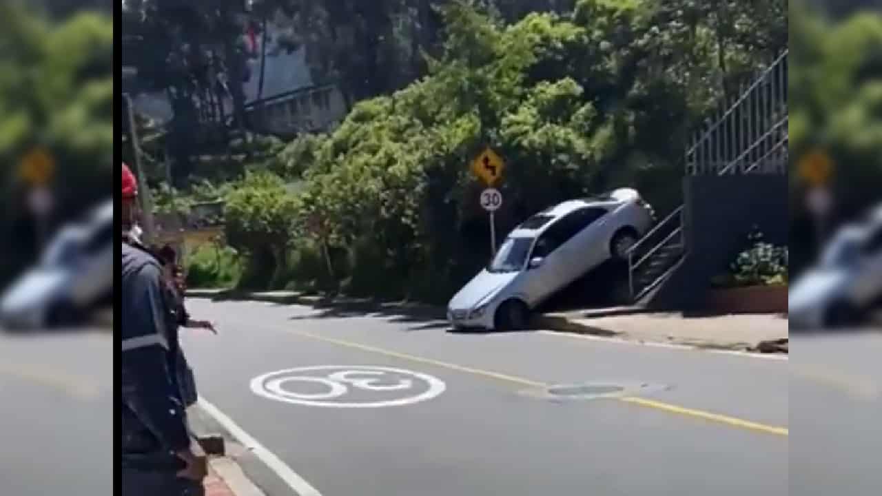 Imprudente: conductor descendió en carro por escaleras en Bogotá