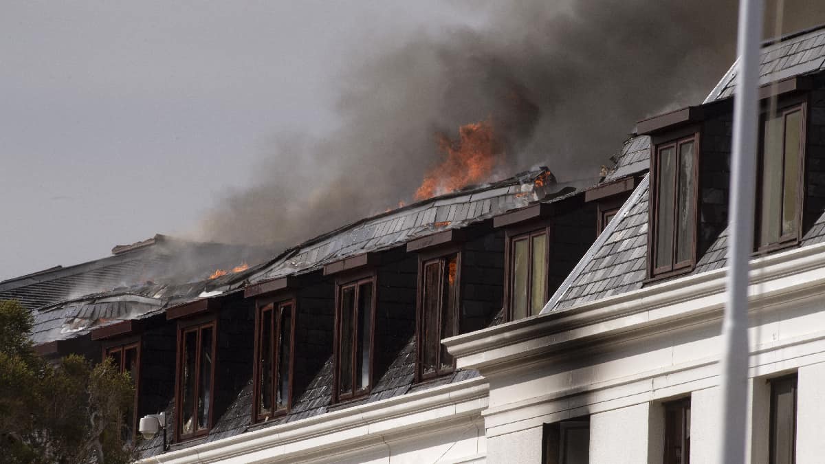 Incendio del Parlamento de Sudáfrica se reactivó tras una pausa