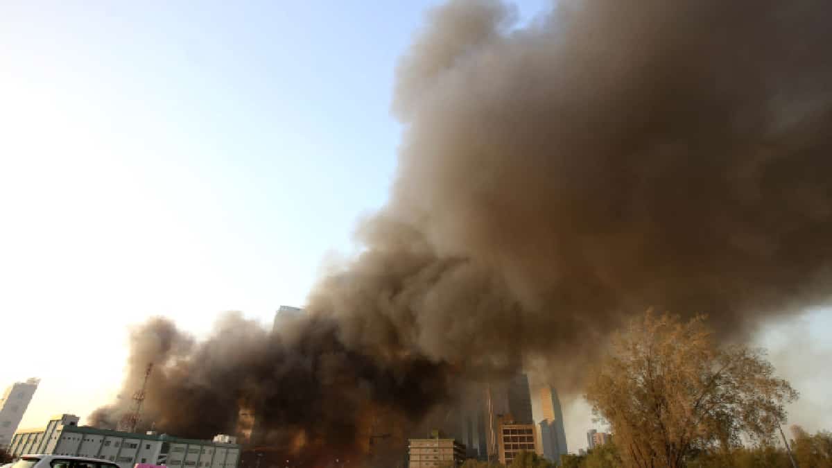 Incendio en refinería petrolera de Kuwait dejó 2 muertos y 10 heridos