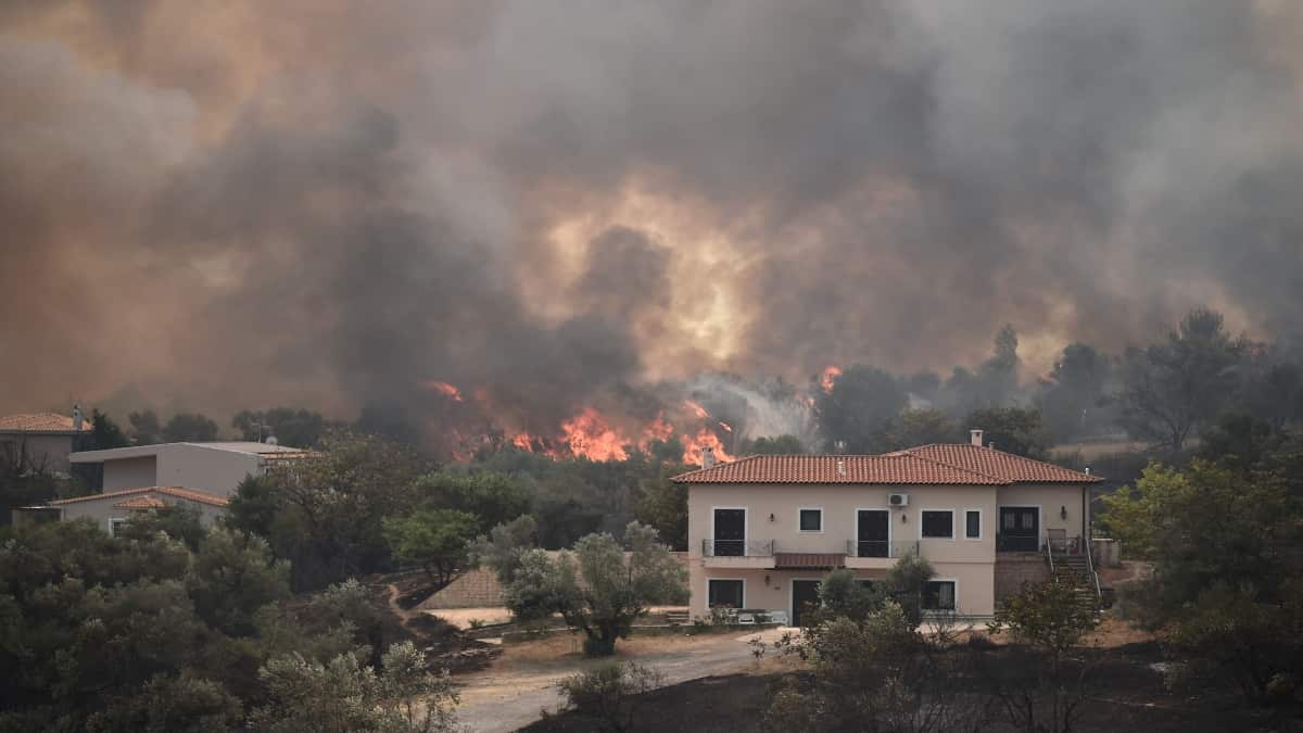 Incendios en Atenas dejan 16 heridos.