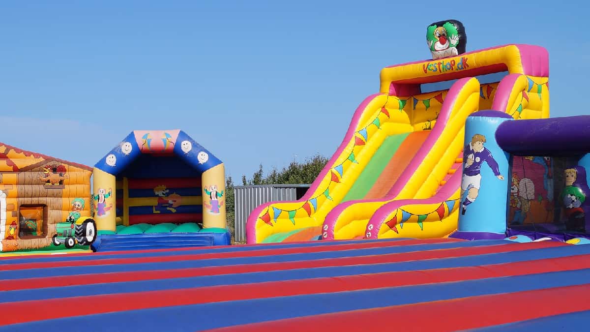 Dos niñas mueren en España a causa de accidente en castillo inflable