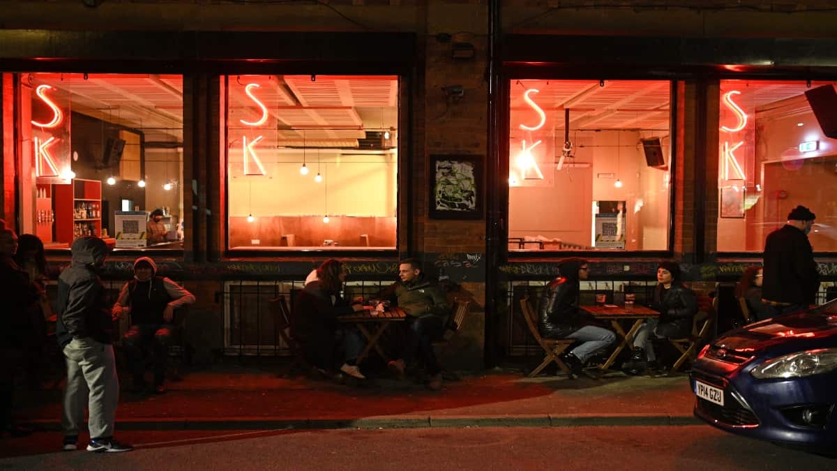 Inglaterra exigirá doble vacuna para ingresar a clubes nocturnos.