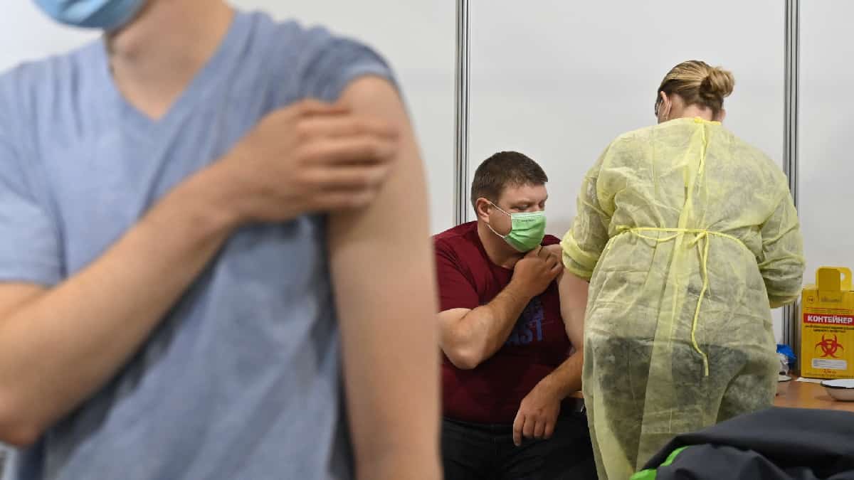 Inglaterra obligará al personal de salud pública a vacunarse contra el covid-19