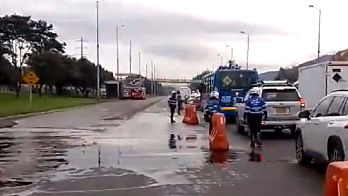 Se vuelve a romper tubo en la Autopista Norte