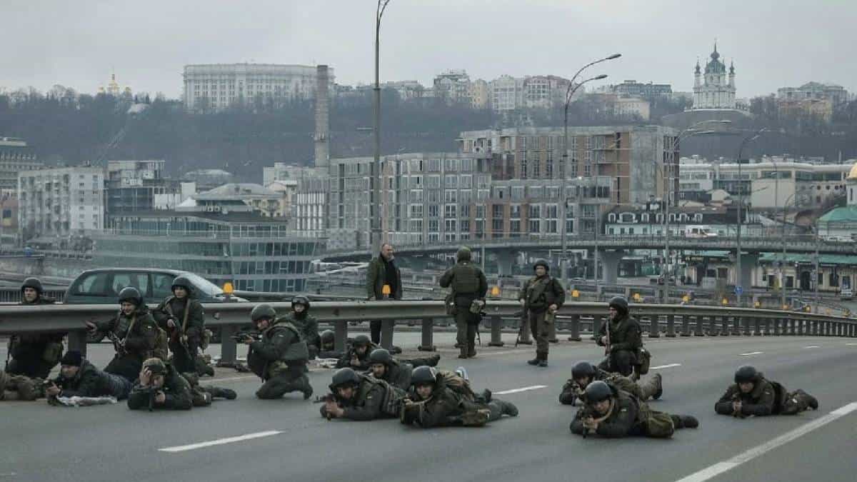 Calificadoras de riesgo degradan las deudas de Ucrania y Rusia