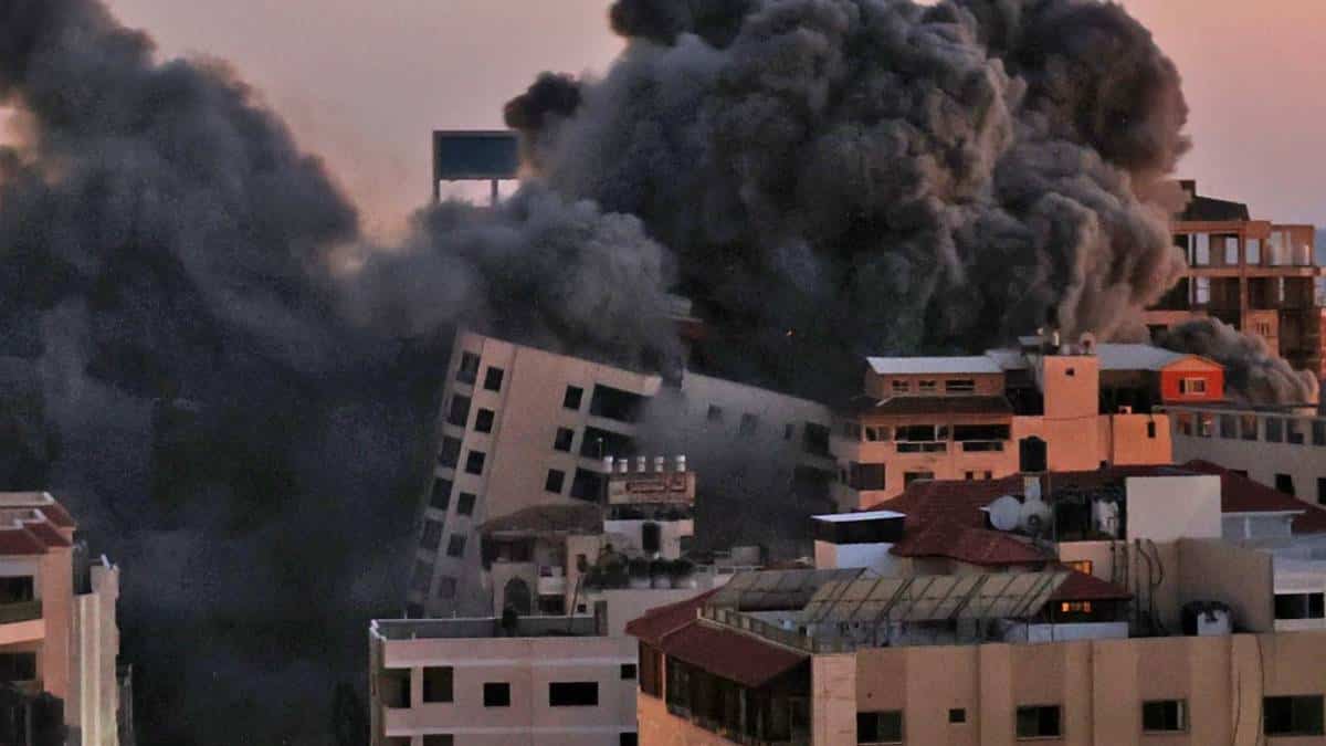 Edificio de 12 pisos se desplomó en Gaza por bombardeo israelí