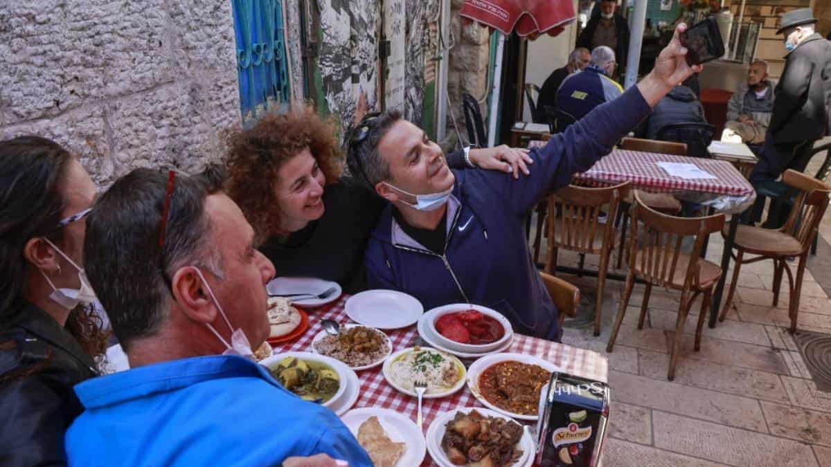 Israel comienza la reapertura de restaurantes ante la pandemia