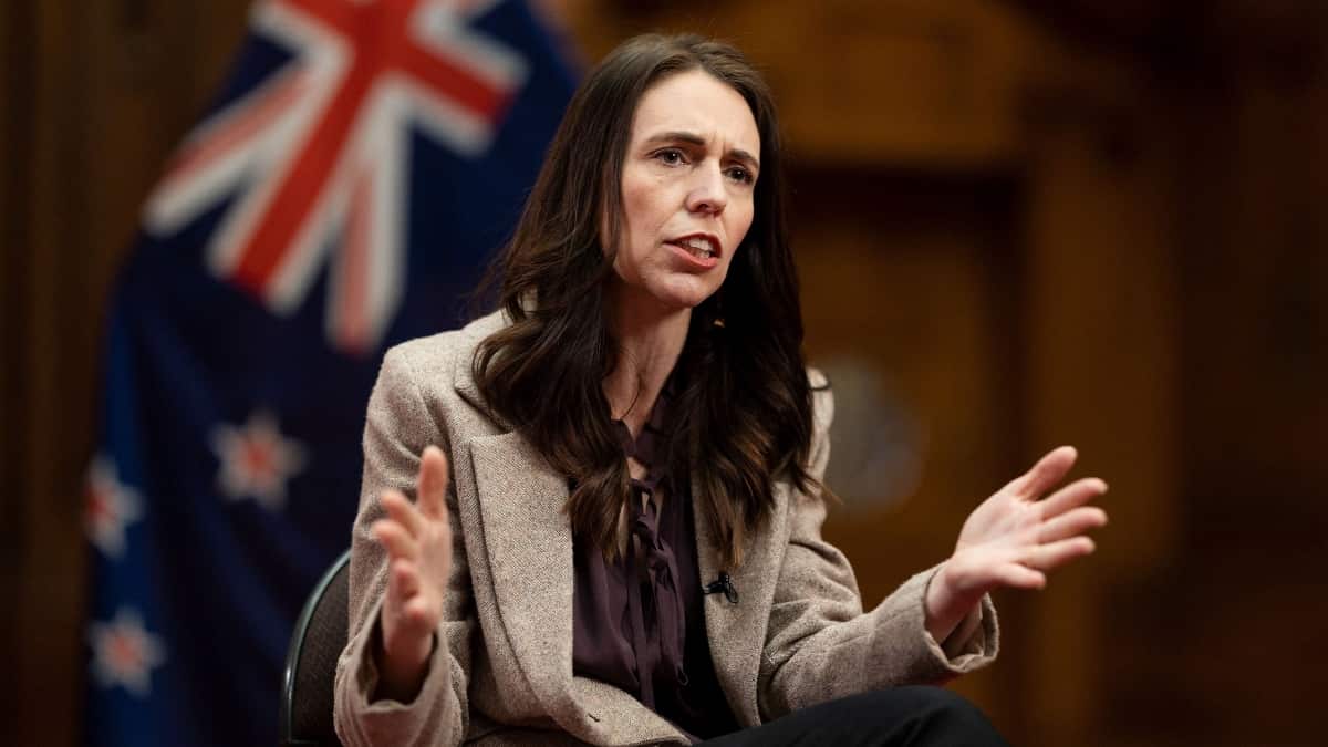 Ministra de Nueva Zelanda se dirigía al país cuando fue interrumpida por su hija de tres años