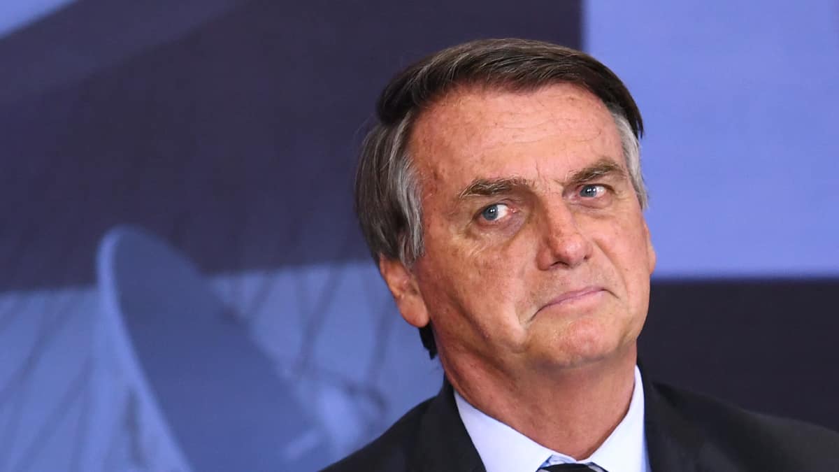 Bolsonaro come una pizza en la calle en Nueva York