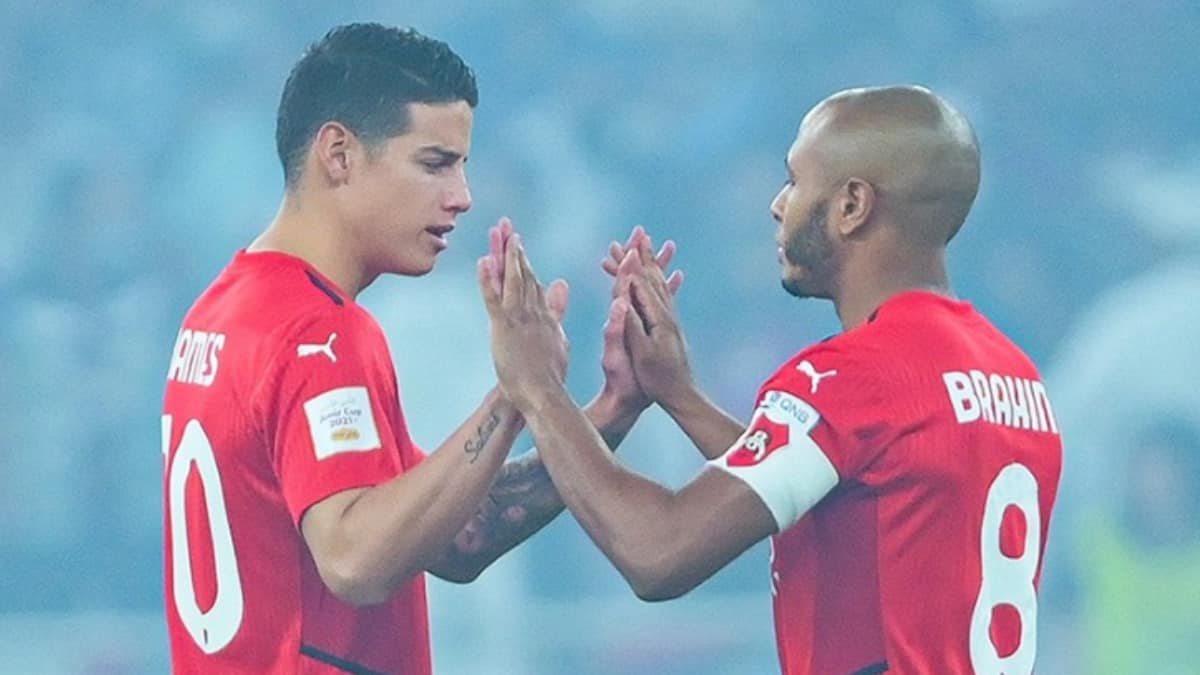 James y Brahimi celebrando el gol contra Al-Sadd.