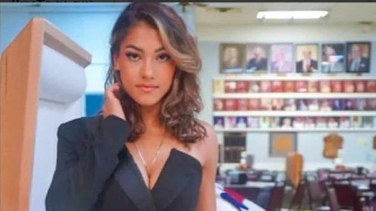 Jayne Rivera posó frente al ataúd de su padre