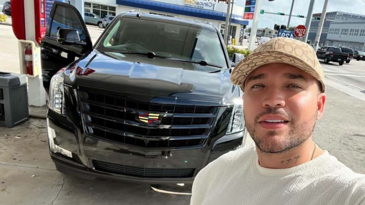 Jessi Uribe y su nueva camioneta.