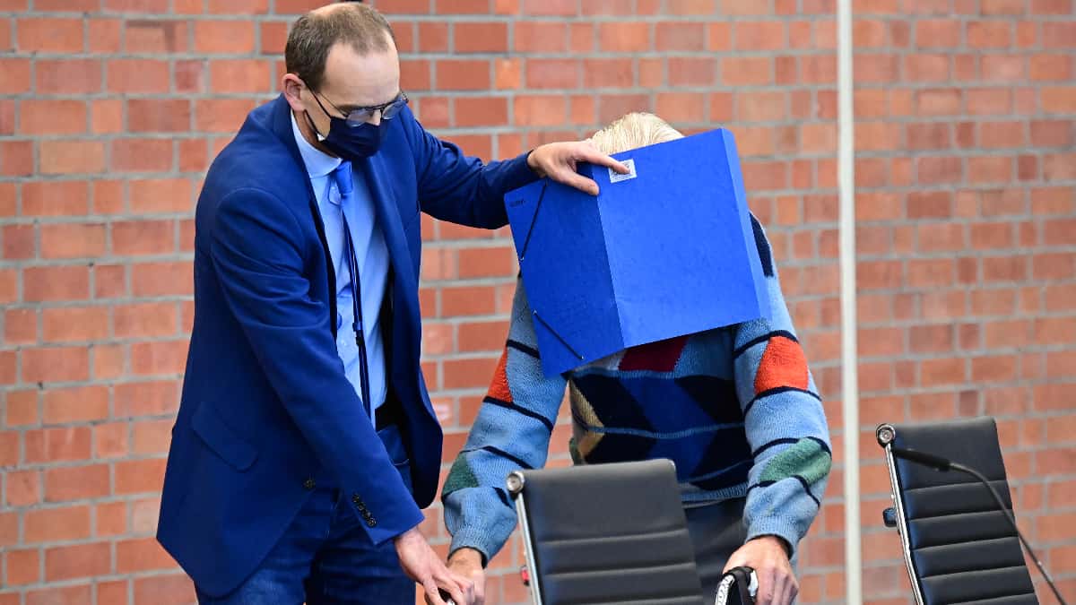 Exguardia nazi de 100 años dice ser inocente por crímenes del Holocausto