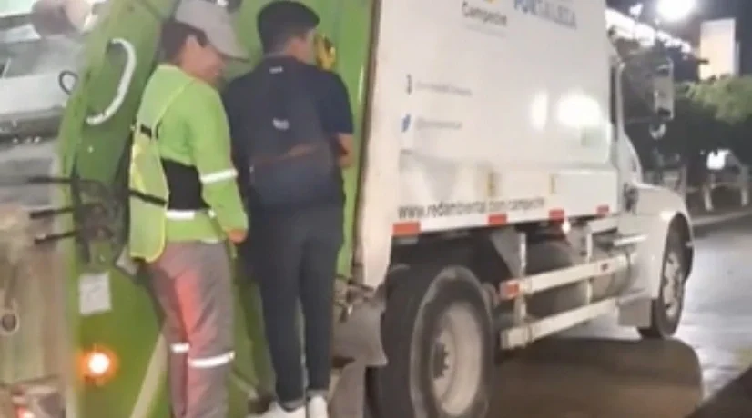 Joven-utiliza-camión-de-basura-como-medio-de-transporte