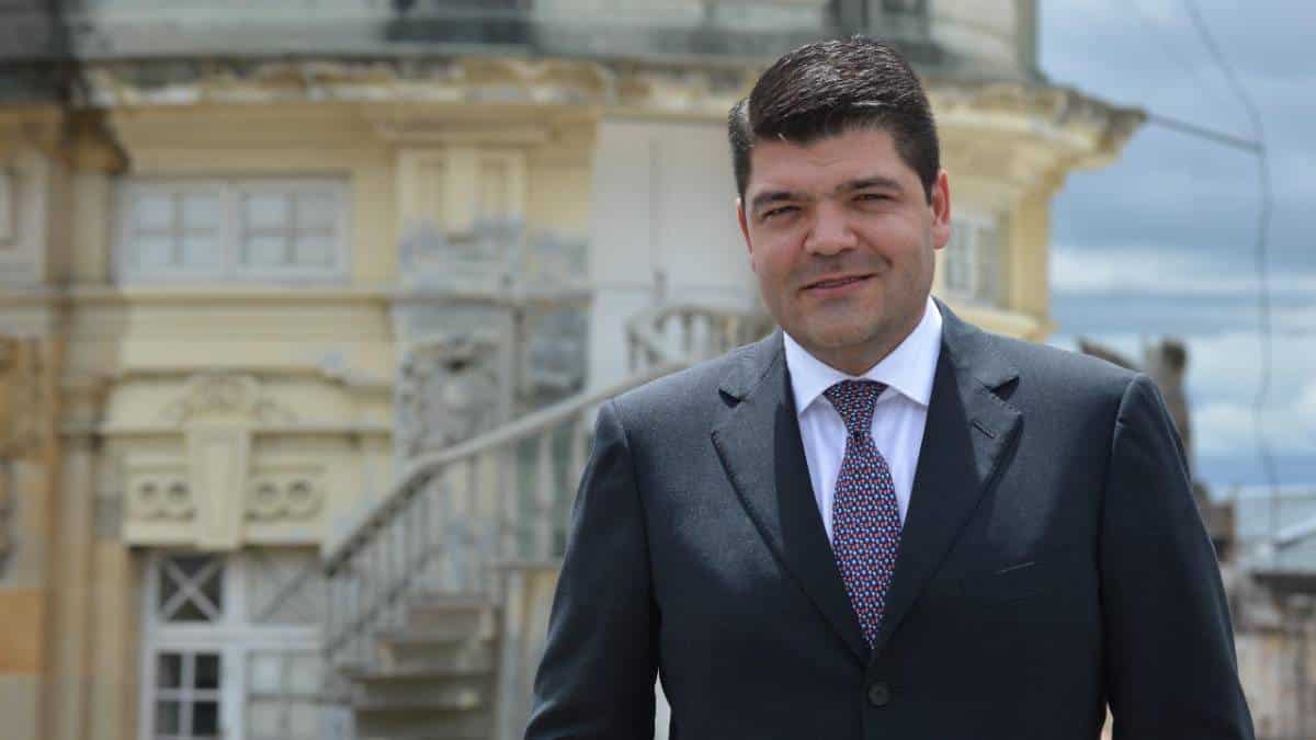 A pesar de la delicada situación de Gómez, se descartó que el contagio del presidente del Senado fuera por covid-19.