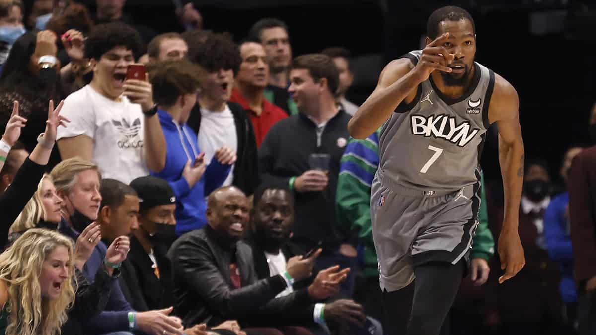 Kevin Durant, multado por agredir verbalmente a un hincha rival