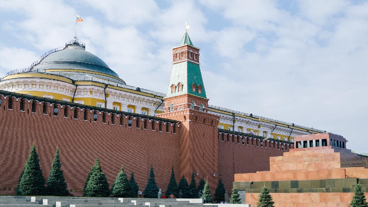 Kremlin confirma retirada de tropas en frontera ucraniana