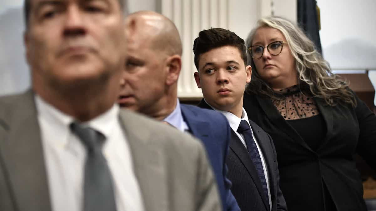 Un joven de 17 es acusado en EE.UU. por el asesinato de dos personas