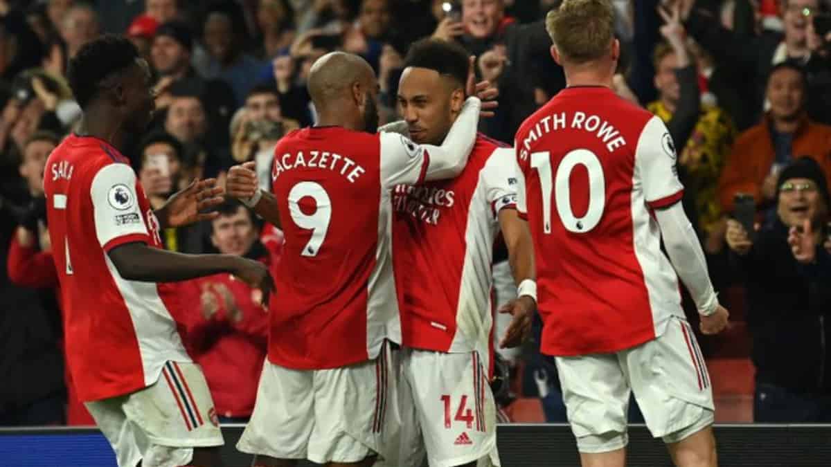Lacazette le gritó el gol a 'Dibu' Martínez en Arsenal-Aston Villa