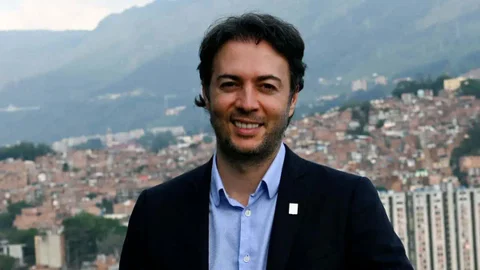 La alcaldía de Daniel Quintero es señalada por invertir millonarias sumas en contrato en contenidos que generan desinformación.