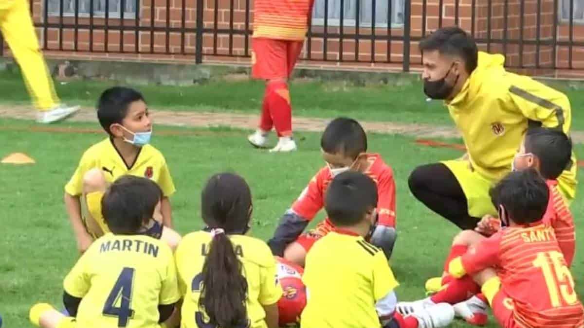 La escuela de fútbol que cuida a los niños en Kennedy
