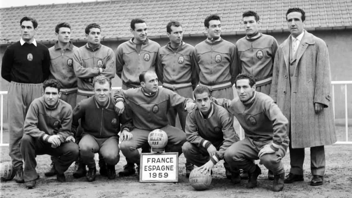 Ladislao Kubala (segundo abajo de izquierda a derecha) antes de jugar con la selección de España un partido amistoso contra Francia, en 1959.