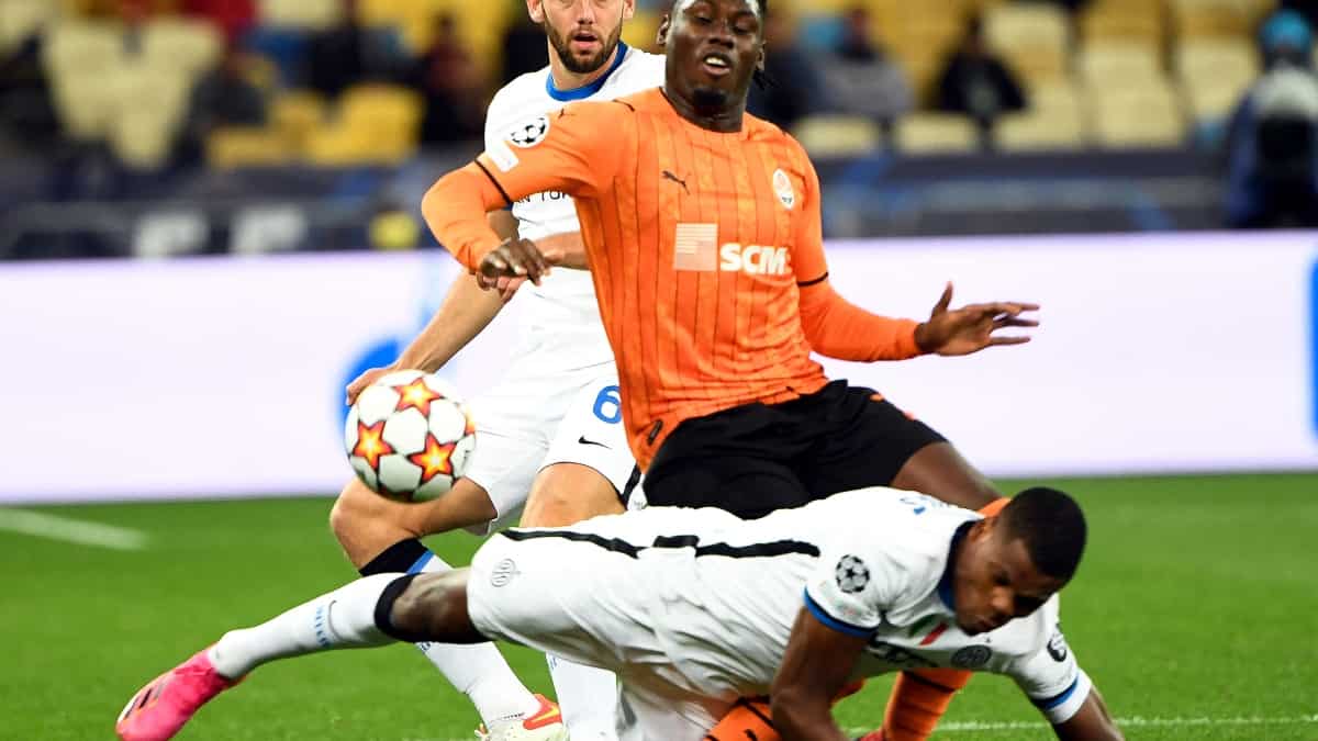 Lassina Traoré, fuerte lesión en Shakhtar-Inter: Champions League
