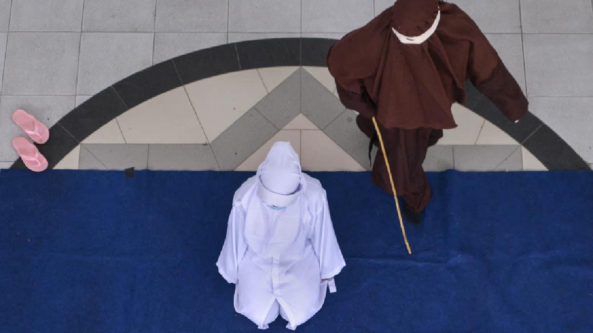 Cien latigazos recibió mujer que confesó adulterio