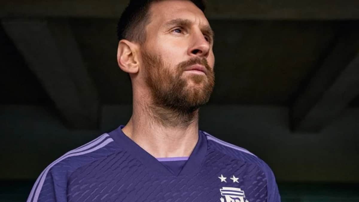Lionel Messi con la camiseta alternativa de Argentina.