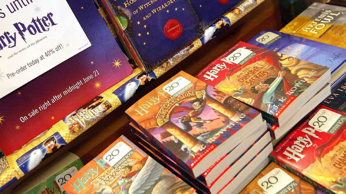 Queman libros de Harry Potter por supuestamente promover la brujería