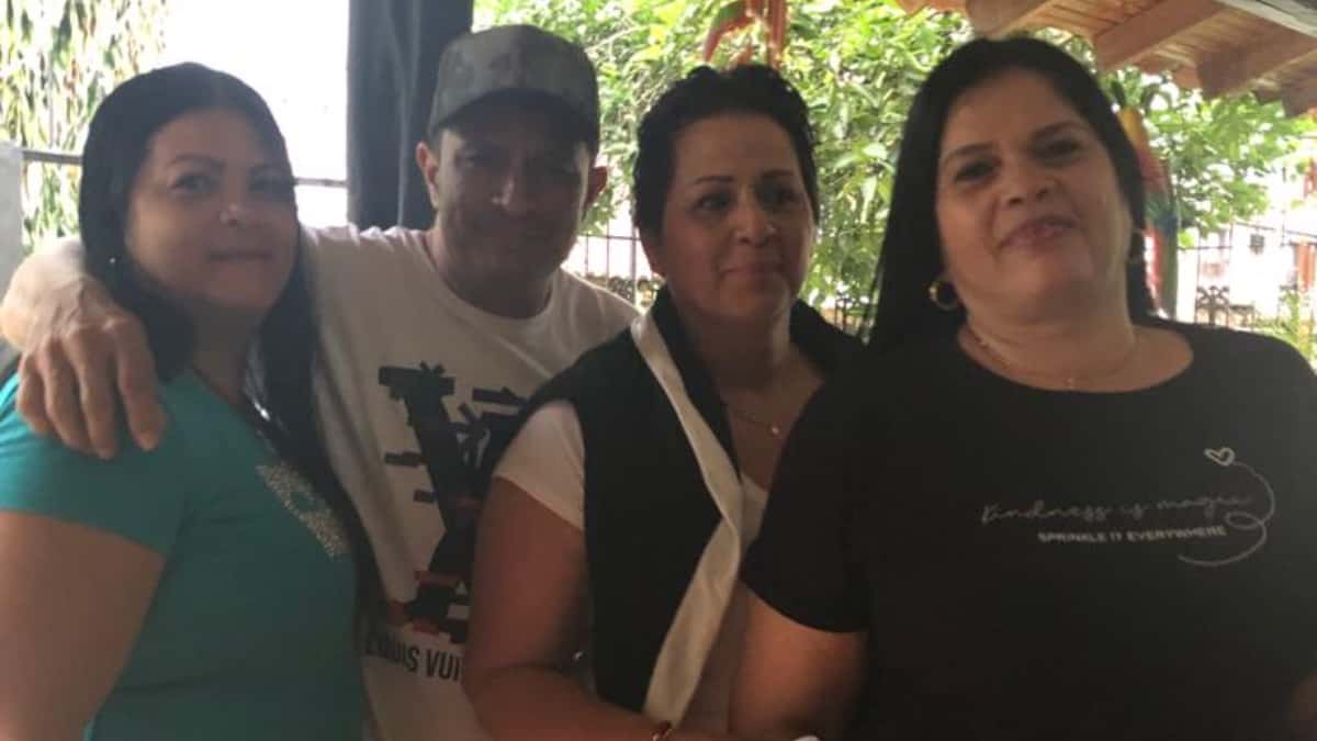 Lindelia Vásquez (camiseta verde) junto a su familia.