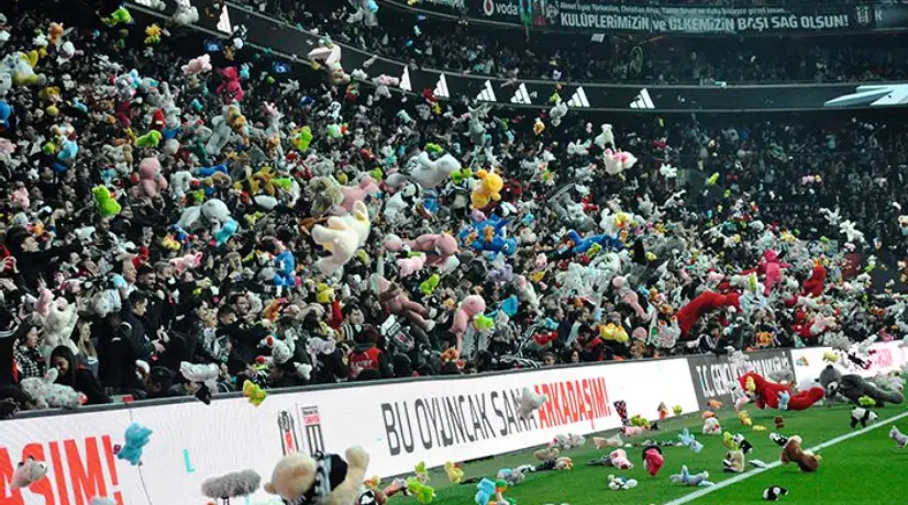 Lluvia de peluches en el estadio de Besiktas para niños sobrevivientes del terremoto en Turquía